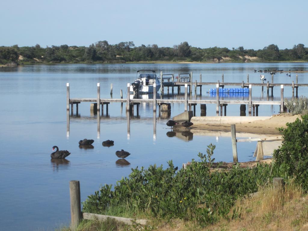 Lakes Entrance Waterfront Cottages With King Beds Bagian luar foto