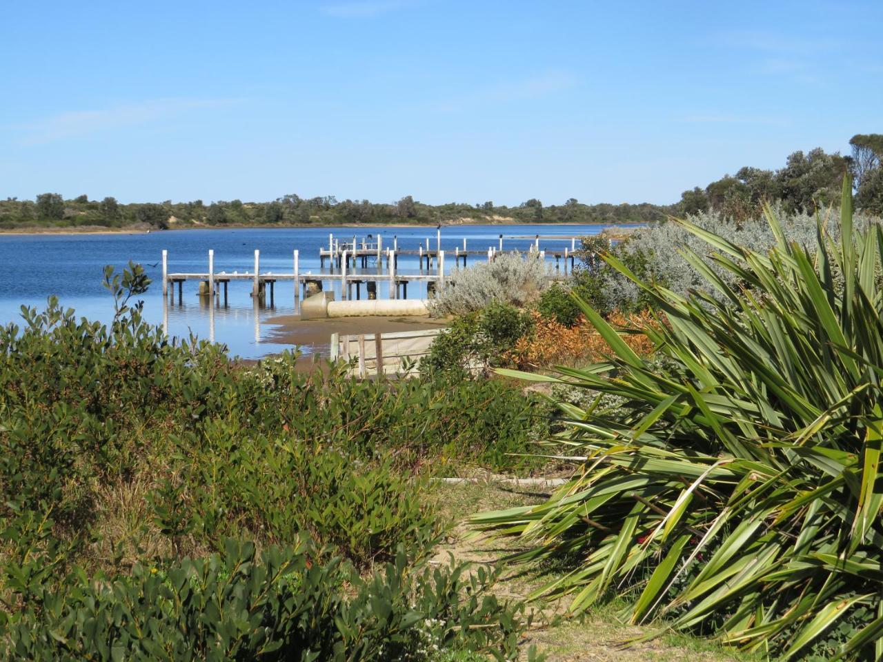Lakes Entrance Waterfront Cottages With King Beds Bagian luar foto